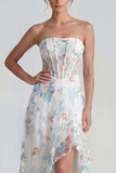 Corset blanc sans bretelles A-Line longue robe multi-fleurs avec fente à volants