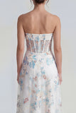 Corset blanc sans bretelles A-Line longue robe multi-fleurs avec fente à volants