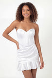Mini robe blanche en satin bustier à volants froncée