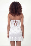 Mini robe blanche en satin bustier à volants froncée
