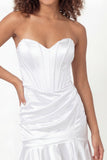 Mini robe blanche en satin bustier à volants froncée