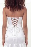 Mini robe blanche en satin bustier à volants froncée