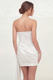 Mini robe blanche bodycon froncée sans bretelles avec écharpe