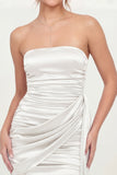 Mini robe blanche bodycon froncée sans bretelles avec écharpe