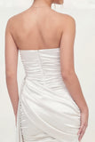 Mini robe blanche bodycon froncée sans bretelles avec écharpe