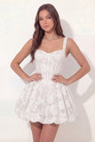 Corset floral en dentelle blanche Une robe de remise de diplôme courte