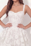 Corset floral en dentelle blanche Une robe de remise de diplôme courte