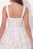 Corset floral en dentelle blanche Une robe de remise de diplôme courte