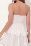 Robe blanche sans bretelles ligne A à volants superposés