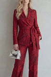 Costumes de bal de promo en revers Red Lace Peak Floral 2 pièces slim fit avec ceinture