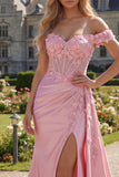 Corset rose fleuri et fronçé en sirène : longue robe de bal avec cape latérale