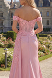 Corset rose fleuri et fronçé en sirène : longue robe de bal avec cape latérale