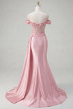 Corset rose fleuri et fronçé en sirène : longue robe de bal avec cape latérale