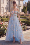 Longue robe de bal en tulle bleu ligne en A décollée sur les épaules, corset floral appliqué avec des fleurs 3D