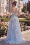 Longue robe de bal en tulle bleu ligne en A décollée sur les épaules, corset floral appliqué avec des fleurs 3D