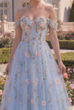 Longue robe de bal en tulle bleu ligne en A décollée sur les épaules, corset floral appliqué avec des fleurs 3D