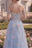 Longue robe de bal en tulle bleu ligne en A décollée sur les épaules, corset floral appliqué avec des fleurs 3D