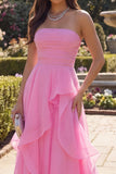 Robe de bal longue sans bretelles en tulle rose vif avec volants