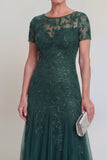Robe de mère de mariée à col rond vert foncé appliquée