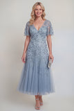 Robe longue de la mère de la mariée en tulle gris-bleu à paillettes florales à col en V