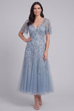 Robe longue de la mère de la mariée en tulle gris-bleu à paillettes florales à col en V