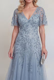 Robe longue de la mère de la mariée en tulle gris-bleu à paillettes florales à col en V