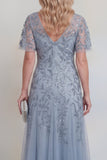 Robe longue de la mère de la mariée en tulle gris-bleu à paillettes florales à col en V