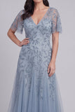 Robe longue de la mère de la mariée en tulle gris-bleu à paillettes florales à col en V