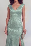 Robe longue sirène à col en V à col en V vert sauge avec fente