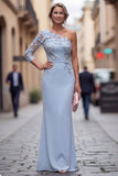 Robe longue de la mère de la mariée à une épaule bleu clair à fourreau fleuri