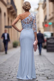 Robe longue de la mère de la mariée à une épaule bleu clair à fourreau fleuri
