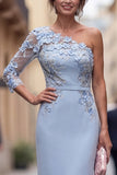 Robe longue de la mère de la mariée à une épaule bleu clair à fourreau fleuri