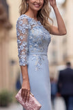 Robe longue de la mère de la mariée à une épaule bleu clair à fourreau fleuri