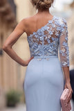 Robe longue de la mère de la mariée à une épaule bleu clair à fourreau fleuri