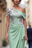 Robe longue de la mère de la mariée à fourreau vert à une épaule appliquée