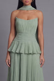 Robe midi plissée plissée à volants A-line Dusty Sage sans bretelles plissées et volants avec écharpe au col