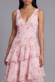Robe longue d’invité en chiffon rose à col en V à motifs floraux à volants