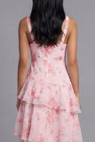 Robe longue d’invité en chiffon rose à col en V à motifs floraux à volants