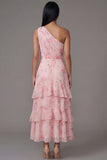 Robe longue d’invité de mariage à motifs floraux à étages rose mousseline d’une épaule