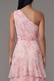 Robe longue d’invité de mariage à motifs floraux à étages rose mousseline d’une épaule
