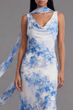 Robe longue en mousseline en mousseline blanche bleue à col en V et écharpe à col