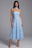 Robe de mariage midi midi fleurie appliquée bleue sans bretelles avec foulard