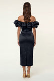 Robe formelle midi moulante en satin noir à épaules découvertes avec fente