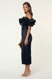 Robe formelle midi moulante en satin noir à épaules découvertes avec fente