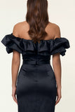 Robe formelle midi moulante en satin noir à épaules découvertes avec fente