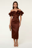 Robe formelle midi moulante en satin noir à épaules découvertes avec fente