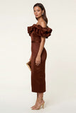 Robe formelle midi moulante en satin noir à épaules découvertes avec fente