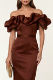 Robe formelle midi moulante en satin noir à épaules découvertes avec fente