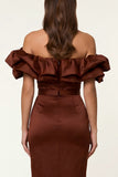 Robe formelle midi moulante en satin noir à épaules découvertes avec fente