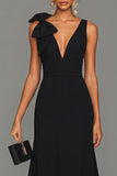 Robe formelle longue à fourreau noir à col en V avec nœud